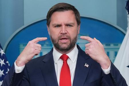 　１日、米ホワイトハウスで記者の質問に答えるバンス副大統領（ＡＰ＝共同）