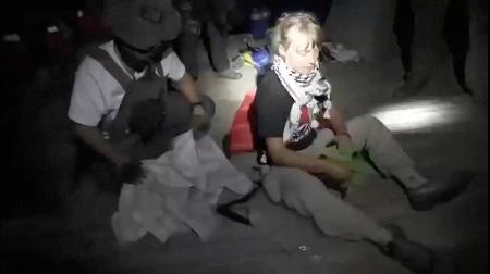 　１日、イスラエル当局に拿捕された船に乗っていたグレタ・トゥンベリさん（右）（イスラエル外務省提供・ロイター＝共同）