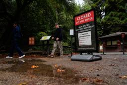 　米カリフォルニア州で、政府閉鎖による施設休業を伝える看板＝１日（ＡＰ＝共同）