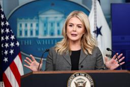 　ホワイトハウスで記者会見するキャロライン・レビット米大統領報道官＝１日、ワシントン（ロイター＝共同）