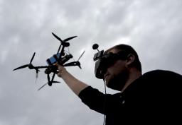 　飛行訓練に臨むウクライナ軍ドローン部隊の操縦士＝５月（共同）