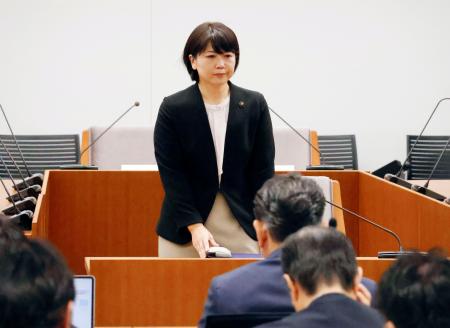 　市議全員との会合に臨む前橋市の小川晶市長＝２日午前、前橋市議会庁舎
