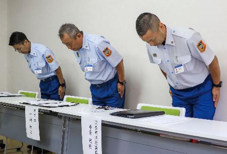 　謝罪する和歌山県新宮市消防本部の竹田和之消防長（中央）ら＝２日午前、新宮市