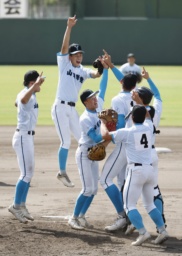 　高川学園を破って初優勝し、喜ぶ山梨学院の選手たち＝マイネットスタジアム皇子山