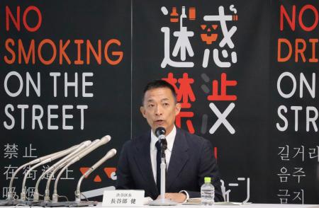 　ハロウィーンを前に記者会見する東京都渋谷区の長谷部健区長＝２日午前、渋谷区役所