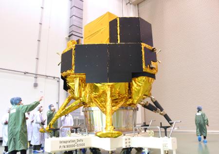 　ｉｓｐａｃｅが公開した大型月着陸船の試験機＝２日午前、茨城県つくば市のＪＡＸＡ施設
