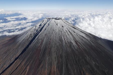 　２０２４年１１月、積雪した富士山の山頂付近