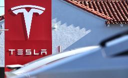 　米カリフォルニア州の販売店に掲げられたテスラのロゴ＝１月（ゲッティ＝共同）