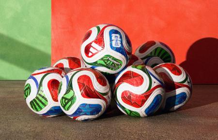 　サッカーＷ杯北中米３カ国大会で使用される公式球「トリオンダ」（アディダスジャパン提供）