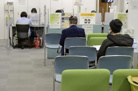 　就職相談の順番を待つ人＝２０２０年、東京都内のハローワーク