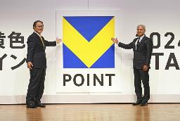 　２０２３年、新しいロゴの前で撮影に応じる三井住友フィナンシャルグループの太田純社長（左）とカルチュア・コンビニエンス・クラブの増田宗昭会長兼ＣＥＯ（肩書きは当時）＝東京都千代田区