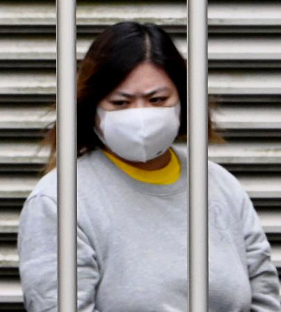 　送検のため岐阜北署を出る神原美希容疑者＝３日午前９時４０分