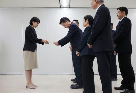 　前橋市の小川晶市長（左）に申し入れ書を手渡す市議ら＝３日午後、前橋市役所