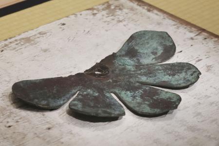 　法隆寺金堂にある国宝・釈迦三尊像の一部とみられる金具＝３日午後、東京都港区