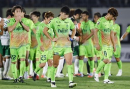 　東京Ｖに敗れ、肩を落とす鈴木章（中央）ら湘南イレブン＝レモンＳ