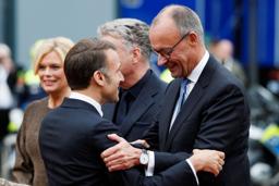 　３日、ドイツ西部ザールブリュッケンでフランスのマクロン大統領（左）とあいさつするメルツ首相（ロイター＝共同）