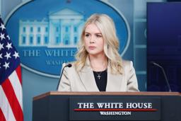 　ワシントンのホワイトハウスで記者会見するレビット米報道官＝３日（ゲッティ＝共同）