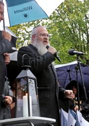　英ユダヤ教会堂襲撃テロ事件の追悼行事で話すダニエル・ウオーカー氏＝３日、英マンチェスター（共同）