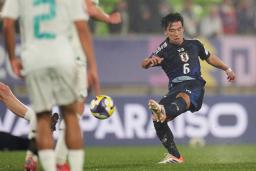 　ニュージーランド戦で先制点を決める日本の小倉（右）＝バルパライソ（ＡＰ＝共同）