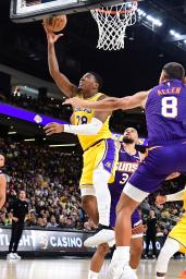 　サンズ戦で攻め込むレーカーズの八村（左）＝パームデザート（ＮＢＡＥ・ゲッティ＝共同）