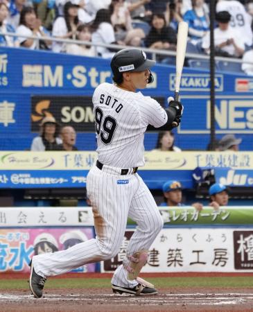　４回ロッテ１死三塁、ソトが先制の左犠飛を放つ＝ＺＯＺＯマリン