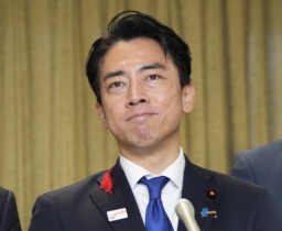 　自民党総裁選の結果を受け、記者団の取材に応じる小泉進次郎氏＝４日午後３時１９分、東京・永田町の党本部