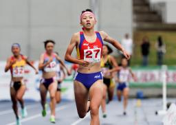 　少年女子Ａ８００メートル決勝　２分１秒７２の大会新記録で優勝した大阪・久保凜＝平和堂ＨＡＴＯスタジアム
