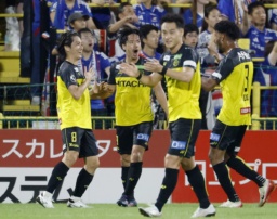 　柏―横浜Ｍ　前半、決勝ゴールを決め喜ぶ柏・小泉（左端）＝三協Ｆ柏