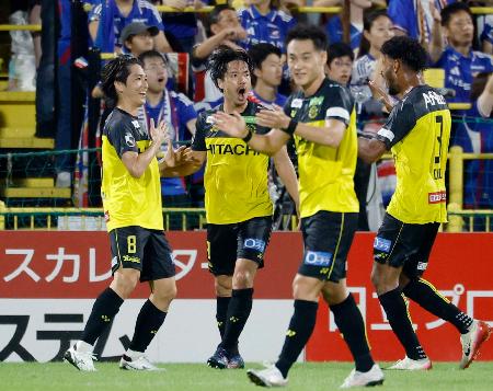 　柏―横浜Ｍ　前半、決勝ゴールを決め喜ぶ柏・小泉（左端）＝三協Ｆ柏