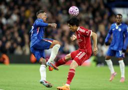 　チェルシー戦で競り合うリバプールの遠藤航（右）＝４日、ロンドン（ロイター＝共同）
