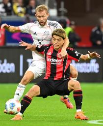 　バイエルン・ミュンヘン戦で競り合うＥフランクフルトの堂安（手前）＝フランクフルト（共同）