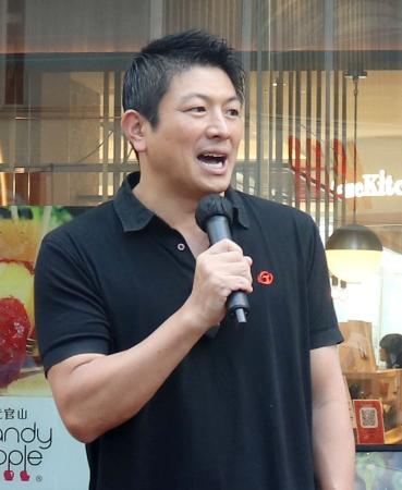 　街頭演説する参政党の神谷代表＝５日午前、広島市中区