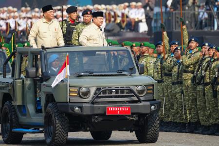 　インドネシア・ジャカルタで開かれた国軍創設８０年の記念式典に出席するプラボウォ大統領（右端）＝５日（ＡＰ＝共同）
