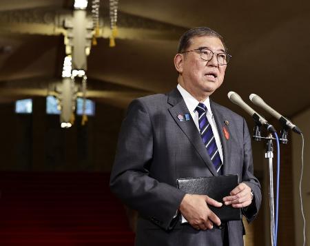 　自民党の新総裁に高市早苗氏が選出されたことを受け、取材に応じる石破首相＝４日、首相公邸