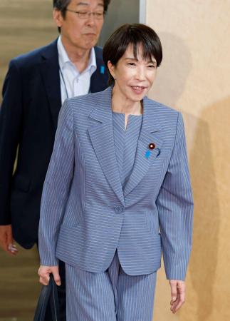 　自民党本部で麻生元首相との会談に向かう自民党の高市総裁。党役員や閣僚人事の検討に着手した＝５日午後、東京・永田町