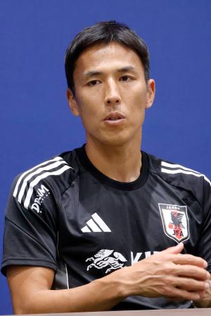 　取材に応じるサッカー日本代表の長谷部誠コーチ