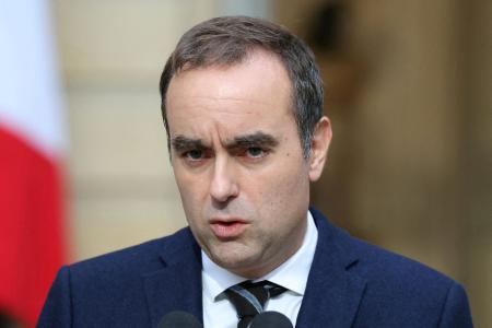 　３日、パリで声明を発表するフランスのルコルニュ首相（ロイター＝共同）