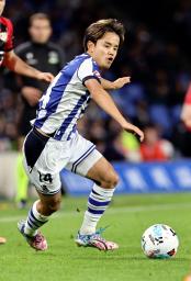 　ラヨ・バリェカノ戦の後半、攻め込むレアル・ソシエダードの久保＝サンセバスチャン（共同）