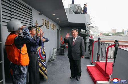 　５千トン級の新型駆逐艦「崔賢」を視察する北朝鮮の金正恩朝鮮労働党総書記（手前右端）＝５日（朝鮮中央通信＝共同）