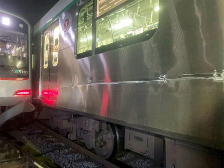 　接触した東急田園都市線の車両側面＝６日午前（東急電鉄提供）