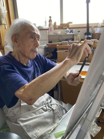 　制作中の上田薫さん＝２０２０年、神奈川県内のアトリエ