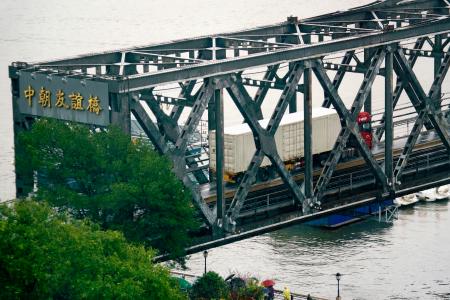　中国遼寧省丹東から北朝鮮に向かうトラック＝６日（共同）