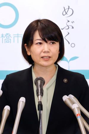 　記者会見する前橋市の小川晶市長＝６日午後、前橋市役所