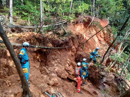 　石川県小松市金平町の土砂崩れ現場を捜索する消防隊員ら＝６日午前（小松市消防本部提供）