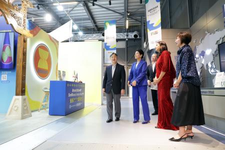 　国際機関館を訪れ、ＡＳＥＡＮの関係者から説明を受けられる天皇、皇后両陛下＝６日午後、大阪市此花区の夢洲（代表撮影）