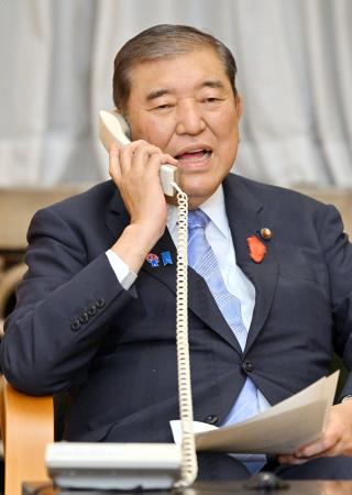 　ノーベル生理学・医学賞の受賞が決まった坂口志文大阪大特任教授に電話で祝意を伝える石破首相＝６日午後８時４２分（代表撮影）
