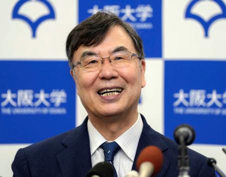 　ノーベル生理学・医学賞の受賞が決まり、記者会見で笑顔を見せる大阪大の坂口志文特任教授＝６日午後８時２７分、大阪府吹田市