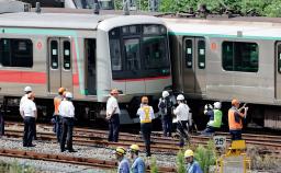 　東急田園都市線の梶が谷駅付近で行われた、衝突した車両の調査＝６日午前１１時５４分、川崎市高津区
