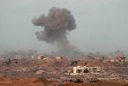 　６日朝、パレスチナ自治区ガザ北部で立ち上る煙。７日でガザ戦闘開始から２年となる＝イスラエル南部スデロトから撮影（共同）