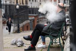 　ロンドンで電子たばこを吸う人＝１日（ロイター＝共同）